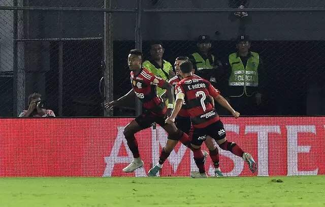 Flamengo supera Coritiba por 3 a 2