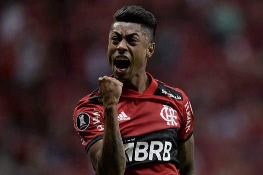 Diante de torcida em Brasília, Flamengo goleia de novo e vai à semi da Libertadores