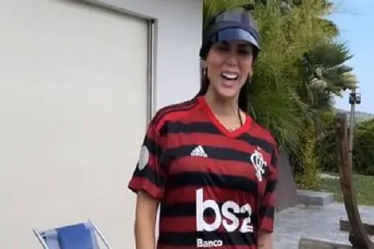 Vidal volta a ‘cavar’ vaga no Flamengo e mostra mulher com a camisa do clube