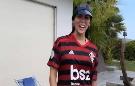 Vidal volta a ‘cavar’ vaga no Flamengo e mostra mulher com a camisa do clube