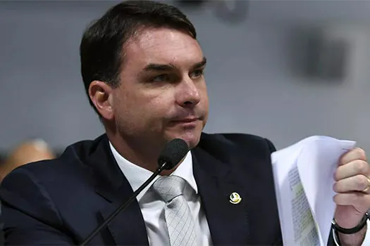 Flávio Bolsonaro é chamado a depor sobre suposto vazamento da Furna da Onça