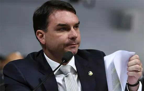 Flávio Bolsonaro é chamado a depor sobre suposto vazamento da Furna da Onça