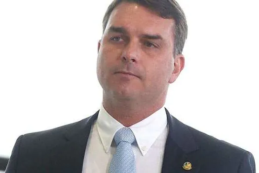 Aras nega pedido de Flávio Bolsonaro e não arquiva caso das ‘rachadinhas’