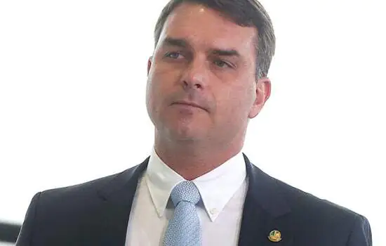 Aras nega pedido de Flávio Bolsonaro e não arquiva caso das ‘rachadinhas’