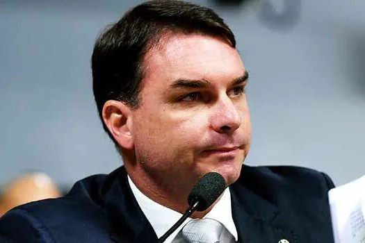 Flávio Bolsonaro pede ao STF que adie julgamento sobre foro nas ‘rachadinhas’