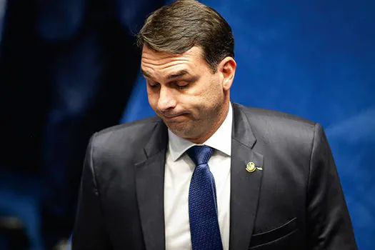 Conselho de Ética é pressionado a abrir processo contra Flávio Bolsonaro