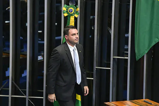 Assessora de Flávio Bolsonaro no Senado também é alvo de operação policial