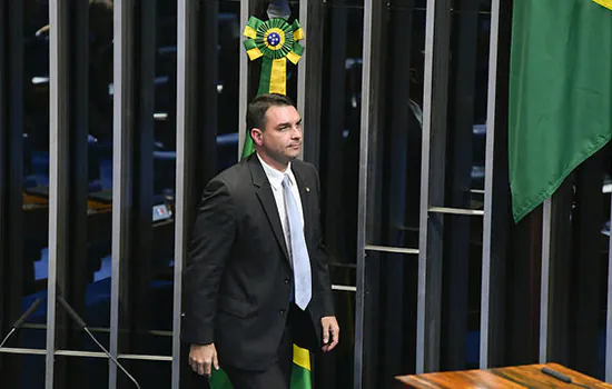 Assessora de Flávio Bolsonaro no Senado também é alvo de operação policial