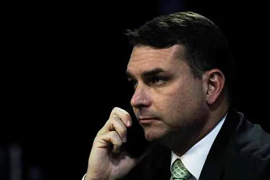 Mais do que chocolate: MP deve investigar Flávio Bolsonaro por lavagem de dinheiro