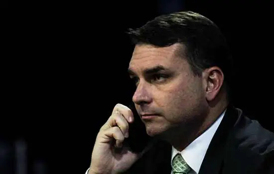 Mais do que chocolate: MP deve investigar Flávio Bolsonaro por lavagem de dinheiro