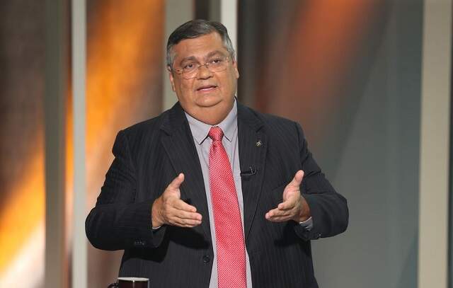 Flávio Dino critica “penetração indevida da política nos quartéis”