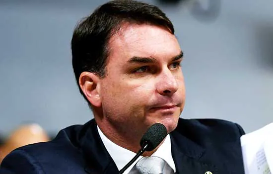 Flávio Bolsonaro testa positivo para covid-19