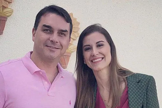 Flávio Bolsonaro nega conhecer depósito de Queiroz a sua mulher