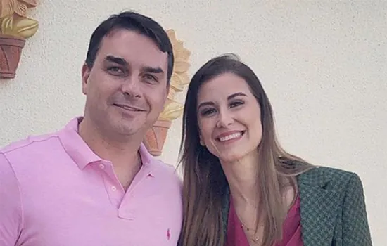 Flávio Bolsonaro nega conhecer depósito de Queiroz a sua mulher