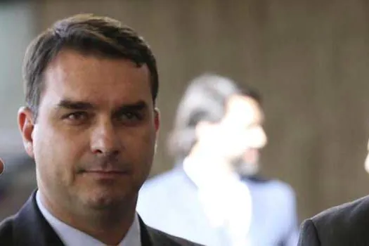 Tribunal dá foro privilegiado a Flavio Bolsonaro e tira inquérito da 1ª instância