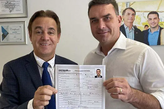 Flávio Bolsonaro se filia ao Patriota e partido espera receber Jair Bolsonaro