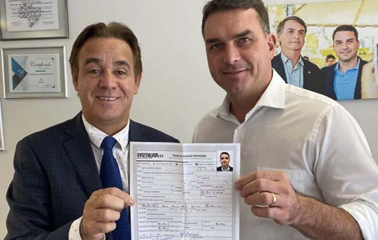 Flávio Bolsonaro se filia ao Patriota e partido espera receber Jair Bolsonaro