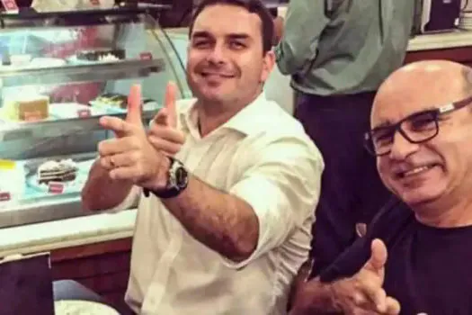 Queiroz pagou escola de filhas de Flávio Bolsonaro, afirmam promotores