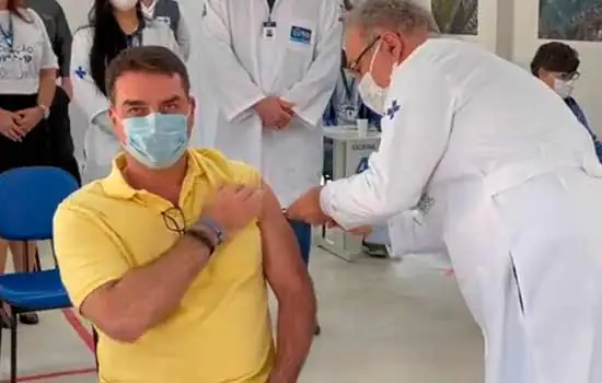 Flávio Bolsonaro se vacina e posta vídeo com elogios ao pai presidente