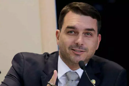 Flávio Bolsonaro garante que pai não mudará política de preços da Petrobras