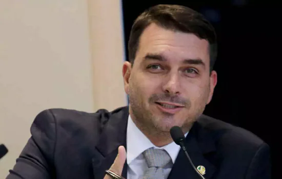 Flávio Bolsonaro garante que pai não mudará política de preços da Petrobras