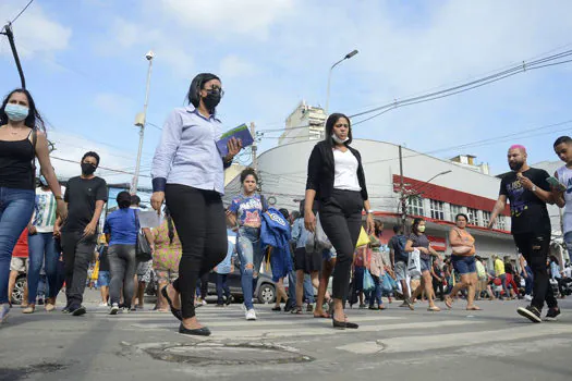 Média de mortes por covid-19 continua abaixo de 500