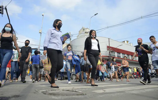 Média de mortes por covid-19 continua abaixo de 500