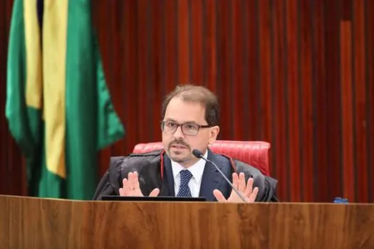 Ministro do TSE Floriano Marques vota pela inelegibilidade de Bolsonaro