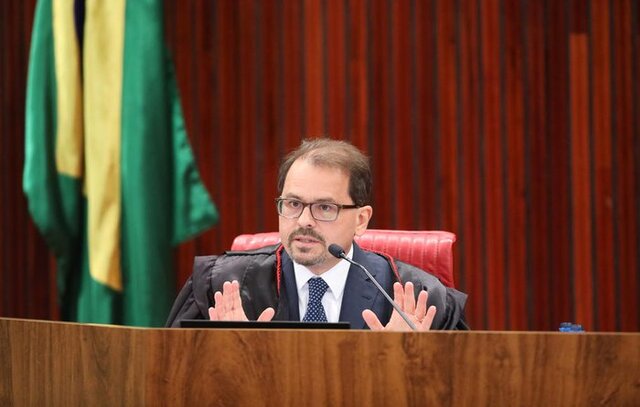 Ministro do TSE Floriano Marques vota pela inelegibilidade de Bolsonaro