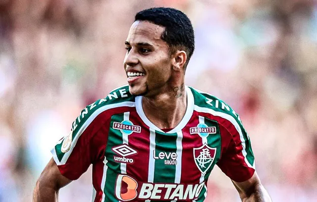 Alexander sofre lesão muscular grave em treino e desfalca Fluminense por três meses