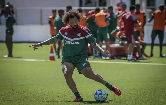 Marcelo treina e deve reforçar Fluminense no clássico com o Flamengo