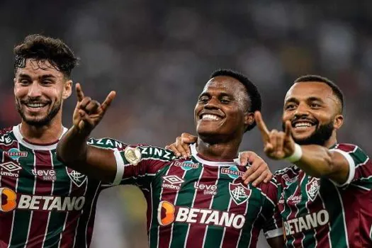 Com show de John Kennedy, Fluminense vence Palmeiras e cola no Flamengo