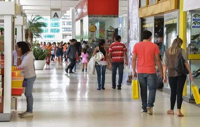 Fluxo de consumidores em shoppings sobe 16% em julho ante julho de 2022