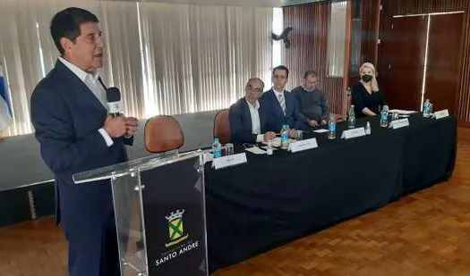 Comitiva da FMABC entrega manifesto em reunião com prefeito de Santo André