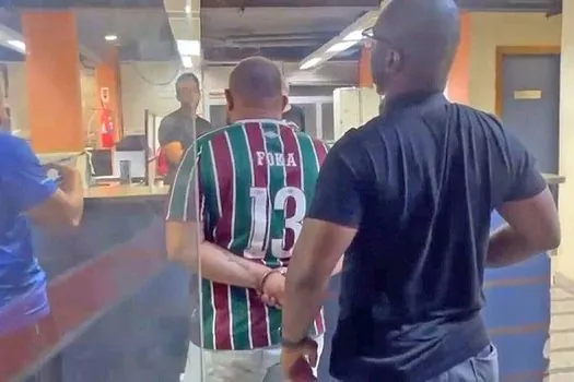 Traficante é preso no Maracanã usando camiseta do Fluminense com apelido escrito