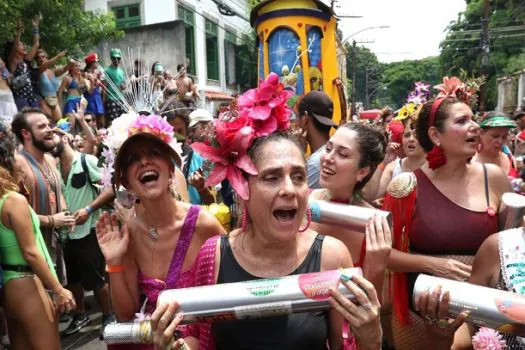 Foliões celebram volta do carnaval do Rio com o bloco Céu na Terra