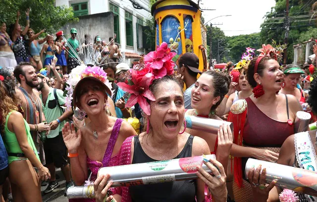 Foliões celebram volta do carnaval do Rio com o bloco Céu na Terra