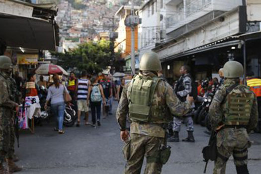 Forças Armadas voltam à Rocinha para apoiar a polícia em buscas na favela