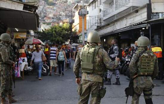 Mais de 500 policiais militares ocupam atualmente a Rocinha