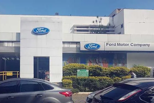 Trabalhadores da Ford fazem passeata para reverter fechamento de fábrica