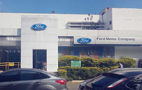 Trabalhadores da Ford fazem passeata para reverter fechamento de fábrica