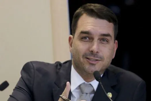 Flávio Bolsonaro defende TSE e aciona AGU contra Gleisi por críticas à Justiça Eleitoral