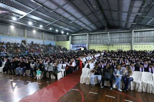 Cerca de 2.000 pessoas prestigiam a formatura da Florestan Fernandes