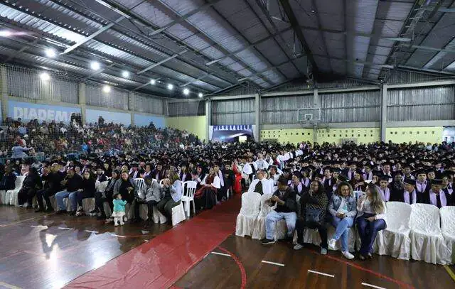 Cerca de 2.000 pessoas prestigiam a formatura da Florestan Fernandes