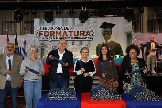 Fundação Florestan Fernandes realiza formatura com cerca de 1.500 presentes