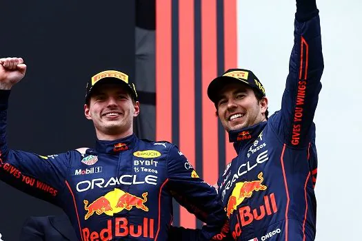 Verstappen dá volta em Hamilton e vence GP em Ímola; Ferrari fica fora do pódio