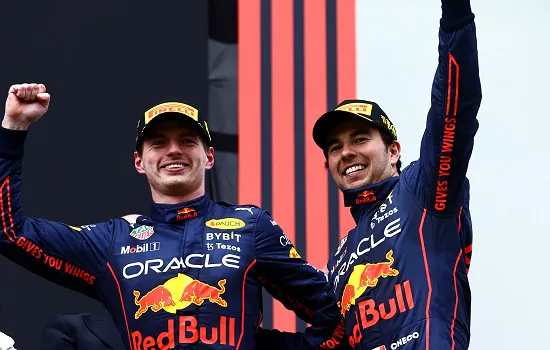 Verstappen dá volta em Hamilton e vence GP em Ímola; Ferrari fica fora do pódio