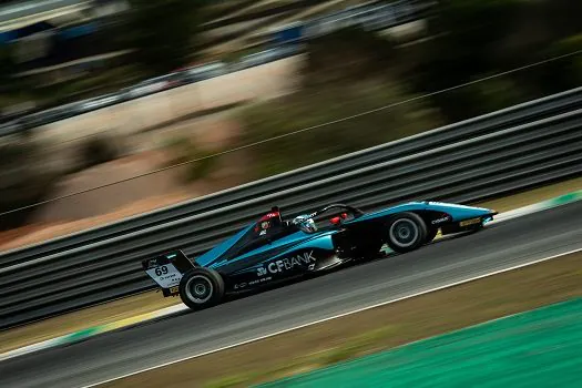 Líder da F4 Brasil, Pedro Clerot crava duas poles em Interlagos