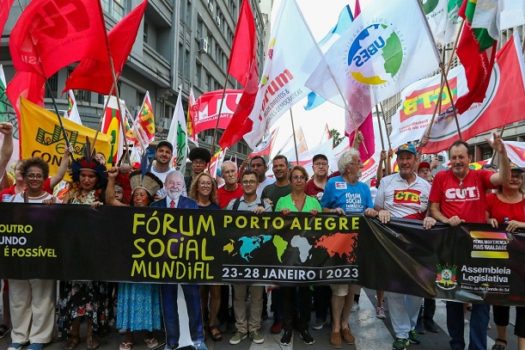 Ativistas se reúnem na Marcha do Fórum Social Mundial em Porto Alegre