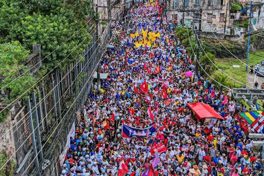 Internautas acusam Lula de duplicar foto com público em Salvador; assessoria nega